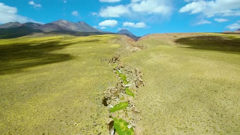 Range-closing-on-cliff-and-mountain-area-near-Capricorn-Tropic,-close-to-San-Pedro-de-Atacama-in-the-north-of-Chile