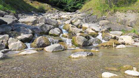 Agua-Que-Fluye-En-El-Río-Weesen,-Walensee,-Glaris,-Suiza