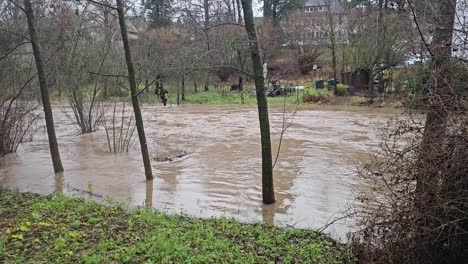 Masas-Masivas-De-Agua-Enojadas-Por-El-Río-Embravecido-Después-De-Fuertes-Lluvias