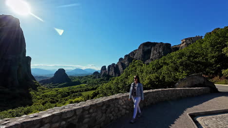 Aufnahme-Eines-Touristenmädchens-Mit-Sonnenbrille,-Das-An-Einem-Sonnigen-Tag-In-Meteora-In-Griechenland-Herumlungert