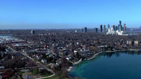 Left-to-right-shot-of-Toronto,-Ontario-in-the-afternoon