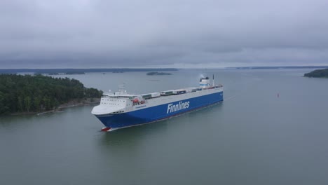 Das-RoRo-Schiff-Finnbreeze-Von-Finnlines-Kommt-Im-Dunstigen-Finnischen-Archipel-Voran