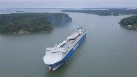 Das-RoRo-Schiff-Finnbreeze-Von-Finnlines-Kommt-Im-Dunstigen-Finnischen-Archipel-Voran