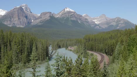 Rocky-Mountaineer-Train-Tack-Bietet-Atemberaubende-Schöne-Panoramafahrten