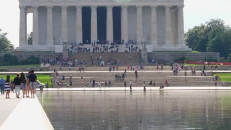 Los-Escalones-Delanteros-Del-Monumento-A-Lincoln-Tomados-Del-Estanque-De-Reflexión-Con-Personas-En-Primer-Plano