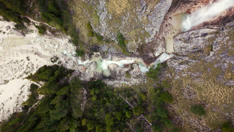 Vista-Aérea-Del-Lecho-Rocoso-Del-Río-Y-La-Cascada-En-Las-Dolomitas