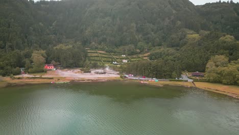 Vuelo-Aéreo-Con-Drones-Hacia-Aguas-Termales-Volcánicas-En-La-Laguna-De-Furnas,-Un-Punto-De-Referencia-En-La-Isla-De-Sao-Miguel