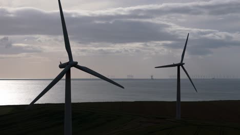 Drohnenaufnahmen-Einer-Windturbine,-Einer-Sich-Im-Wind-Drehenden-Windmühle-Auf-Einem-Windpark-Im-Norden-Englands,-Die-Erneuerbare,-Energieeffiziente-Windkraft-Zeigt