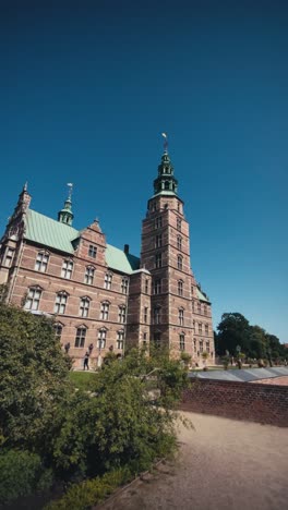 Vista-Panorámica-Vertical-Del-Castillo-De-Rosenborg-En-Copenhague