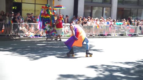 El-Joker-Del-Cómic-En-Patines-En-El-Orgullo-Gay-De-Seattle-2019,-Cámara-Lenta