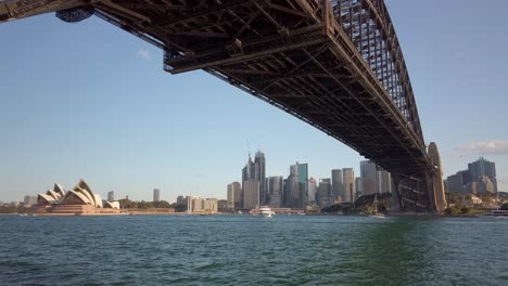 Hermosa-Panorámica-Y-Primer-Plano-Del-Puente-Del-Puerto-De-Sydney-Debajo-Del-Puente-Al-Atardecer