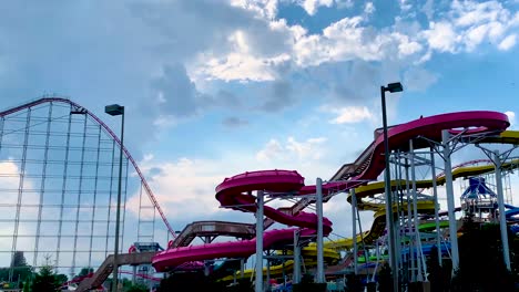 Cedar-Point-Wasserrutschen-Und-Achterbahn-Ansicht-Mit-Dramatischen-Himmel-Bewölkten-Hintergrund