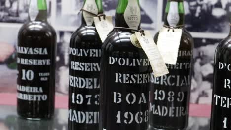 Reserva-De-Vino-De-Madeira,-Colección-De-Las-Mejores-Botellas,-Toma-Panorámica,-Exposición-De-Botellas-Añejas,-Vino-Fortificado,-Archipiélago-Portugués,-Brindis,-Bebida-De-La-Firma-De-La-Declaración-De-Independencia-Estadounidense,-Exportación