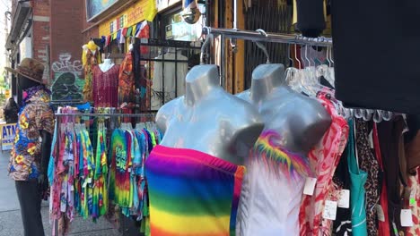 Farbenfrohe-Hipster-Kleidung-Shop-Display,-Kensington-Market