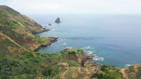 Costa-De-La-Isla-De-Santa-María-Con-Acantilados-Escarpados-Y-Aguas-Cristalinas-Del-Océano-Azul-En-Las-Azores