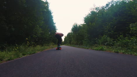 Männliche-Person-Mit-Weißen-Hohen-Socken-Longboarding