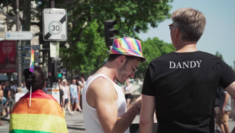 Personas-En-El-Orgullo-Gay-2019-En-París,-Francia,-Hablando-Y-Divirtiéndose