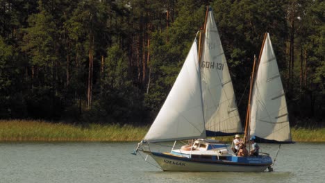 Yate-De-Dos-Mástiles-Navegando-En-El-Lago-Wdzydze-En-El-Parque-Paisajístico-Kashubian-En-El-Voivodato-De-Pomeranian