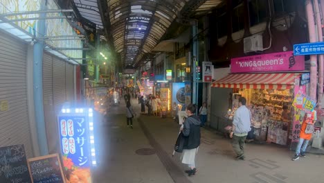 Souvenirläden-Auf-Dem-Einzigartigen-überdachten-Straßenmarkt-In-Kokusai-dori