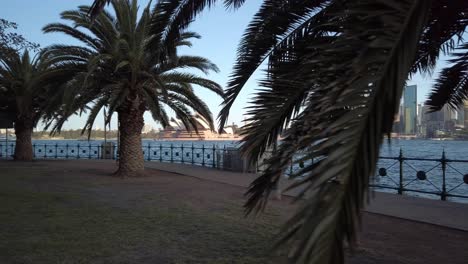 Wunderschönes-Schwenken-Und-Nahaufnahme-Der-Sydney-Harbour-Bridge-Unterhalb-Der-Brücke-Bei-Sonnenuntergang