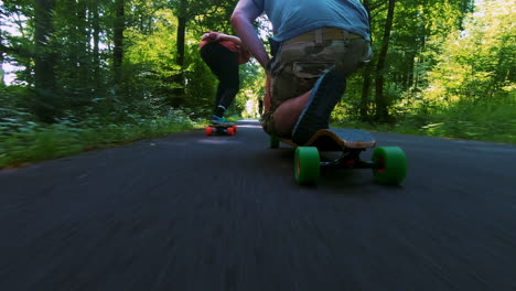 Persona-Del-Sexo-Masculino-Con-Calcetines-Altos-Blancos-Longboarding