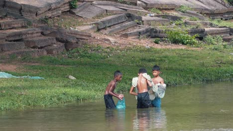 Kinder-Benutzen-Ein-Provisorisches-Netz,-Um-In-Der-Nähe-Von-Angkor-Wat-Fische-Zu-Fangen