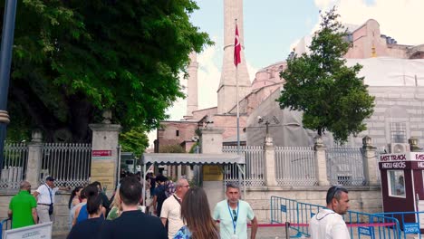 Unbekannte-Warten-Darauf,-Das-Hagia-Sophia-Museum-In-Istanbul,-Türkei-Zu-Betreten