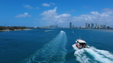 Un-Barco-Lleno-De-Buceadores-Regresa-De-Visitar-Un-Nuevo-Sitio-De-Buceo.