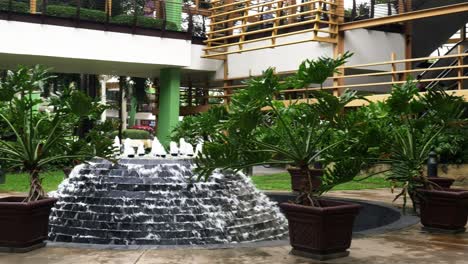 Illustrative-Redaktionelle-Ansicht-Der-Landschaftsgestaltung-Im-Atrium-Und-An-Den-Promenaden-Des-Ayala-Einkaufszentrums-In-Cebu-City,-Philippinen