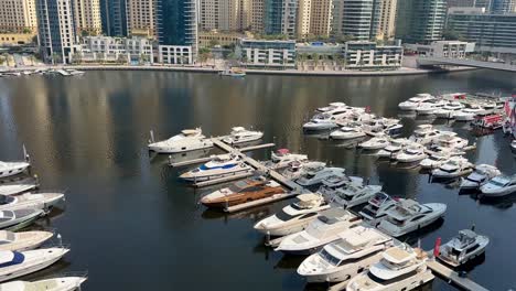 Vista-Del-Puerto-Deportivo-De-Dubái-Con-Yates-Desde-El-Balcón-Del-Hotel-Vida-Marina