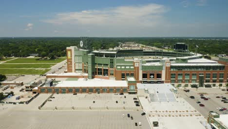 Retroceso-Aéreo-Para-Revelar-El-Histórico-Lambeau-Field,-Hogar-De-Los-Green-Bay-Packers