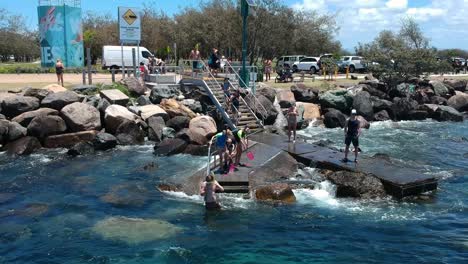 Un-Lugar-Turístico-Popular-Donde-La-Gente-Puede-Disfrutar-De-Una-Variedad-De-Actividades-Acuáticas,-No-Muy-Lejos-De-Los-Rascacielos-De-Surfers-Paradise-En-Gold-Coast,-Australia.