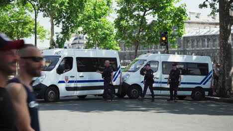 Polizisten-Blockieren-Die-Straßen-An-Der-Chatlet-Kreuzung,-Bevor-Die-Pride-Parade-2019-Beginnt