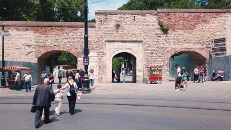 Personas-No-Identificadas-Caminan-Y-Entran-Por-La-Puerta-Del-Parque-Gulhane-En-El-Distrito-De-Fatih-En-Estambul,-Turquía