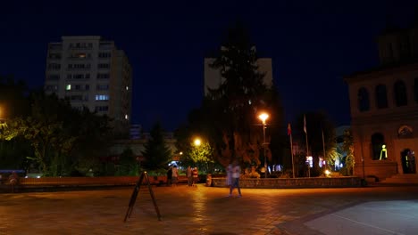 Lapso-De-Tiempo-De-Una-Agradable-Y-Cálida-Noche-De-Verano-En-El-Centro-De-La-Ciudad-De-Pitesti,-Rumania