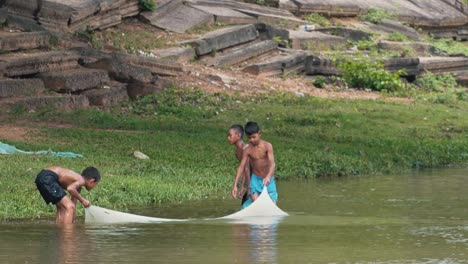 Kinder-Angeln-In-Den-Gewässern-In-Der-Nähe-Von-Angkor-Wat