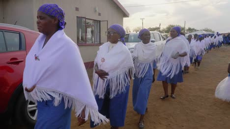 Damen-In-Traditioneller-Hochzeitskleidung-Stehen-In-Einer-Reihe-Für-Eine-Afrikanische-Hochzeitszeremonie