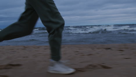 Laufen-Am-Meer-Bei-Windigem-Wetter