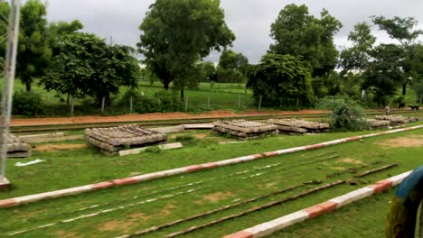 Una-Vista-Del-Campo-Desde-La-Puerta-Del-Tren-Que-Circula-A-Gran-Velocidad-Por-La-Vía.