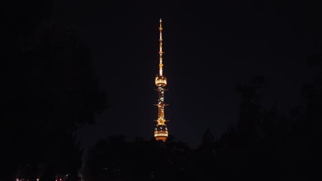 La-Torre-De-Televisión-De-Tashkent-Brillando-Por-La-Noche-Desde-Lejos