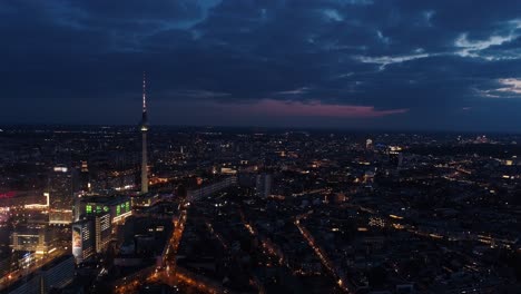 Lichter-Auf-Dem-Turm-In-Der-Stadtluft