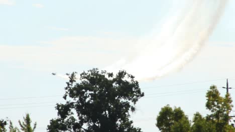 Los-Aviones-De-Combate-Blue-Angels-FA-18A-Vuelan-En-Formación,-Descendiendo-Con-Estela-Y-Respaldo