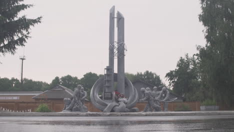 Toma-De-Un-Monumento-Radiactivo-Abandonado-Cerca-De-Pripyat-En-La-Zona-De-Exclusión,-Cerca-De-La-Central-Eléctrica-De-Chernobyl,-Ucrania.