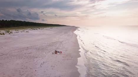 Glückliche-Familie-Genießt-Einen-Tag-Am-Strand