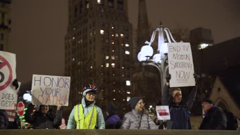 Los-Manifestantes-Se-Reúnen-Frente-Al-Ayuntamiento-De-Filadelfia-Para-Apoyar-La-Destitución-Del-Presidente-Donald-J-Trump