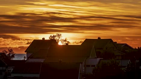 Zeitraffer-Von-Sonnenuntergang-Und-Bewölktem-Wetter-Mit-Haussilhouetten-Davor