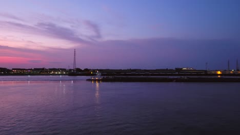 Barcaza-Y-Barco-De-Empuje-En-El-Río-Mississippi-En-Nueva-Orleans