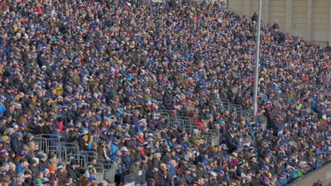 Aficionados-Al-Rugby-De-Bath-En-El-Estadio-Del-Club,-Durante-Un-Partido