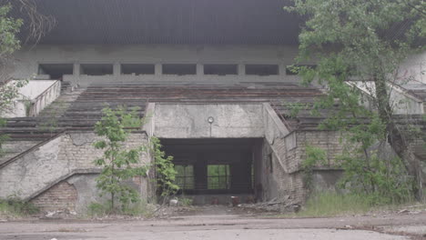 Toma-De-Un-Edificio-Radiactivo-Abandonado-Cerca-De-Pripyat-En-La-Zona-De-Exclusión,-Cerca-De-La-Planta-De-Energía-De-Chernobyl,-Ucrania