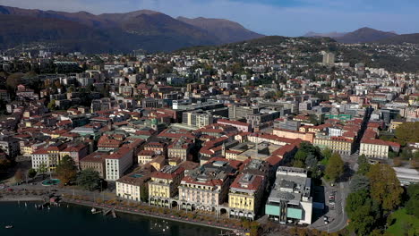 Wunderschöner-Panoramablick-Per-Drohne-Auf-Die-Stadt-Lugano-Und-Ihr-Seeufer-An-Einem-Schönen-Sonnigen-Oktobertag